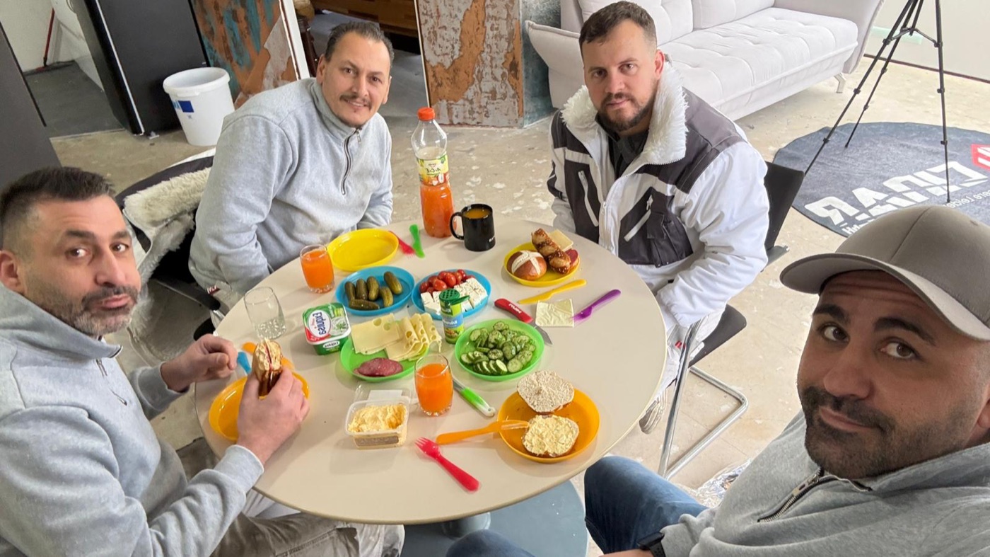 Gemeinsames Frühstück des Teams am runden Tisch
