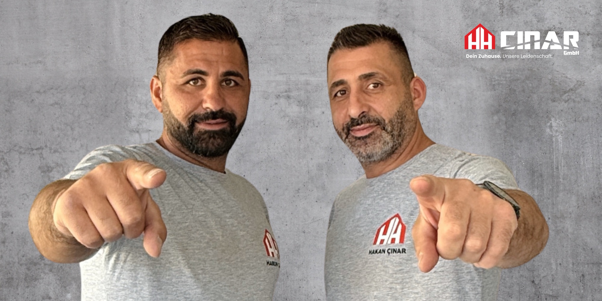 Harun und Hakan Cinar zeigen mit dem Finger in die Kamera