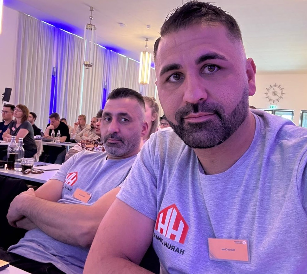 Harun und Hakan Cinar als Teilnehmer einer Weiterbildung