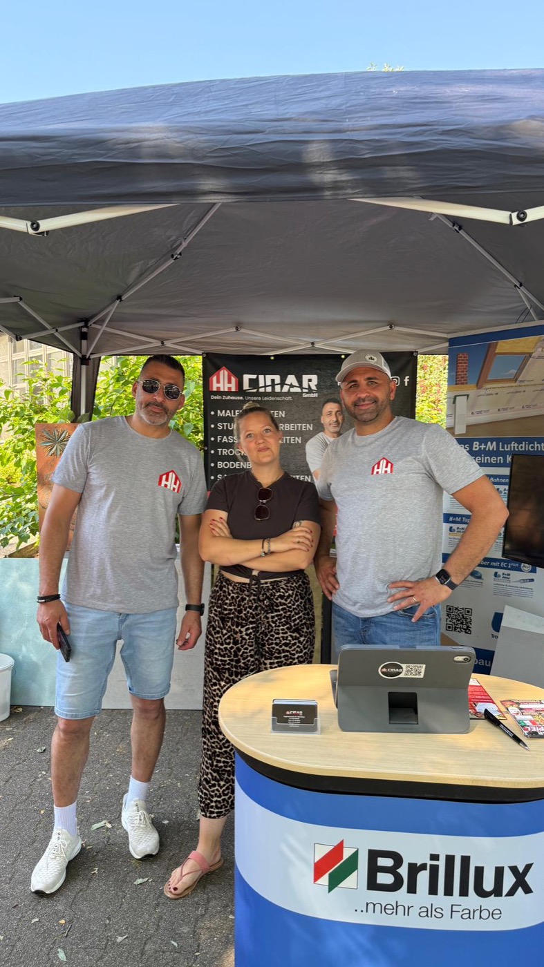Das HH-Cinar-Team an seinem Stand auf einem Kulturfest