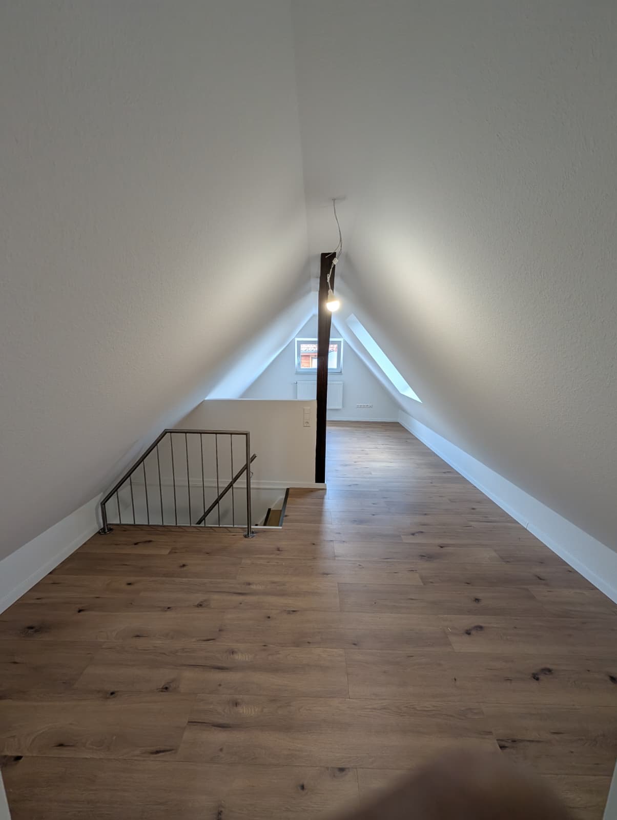 Ausgebautes Dachgeschoss mit neuem Holzboden und heller Trockenbaudecke in Mörsch